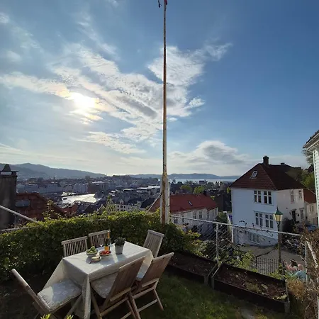 2-roms Med Spektakulaer Utsikt Og Privat Hage Lägenhet